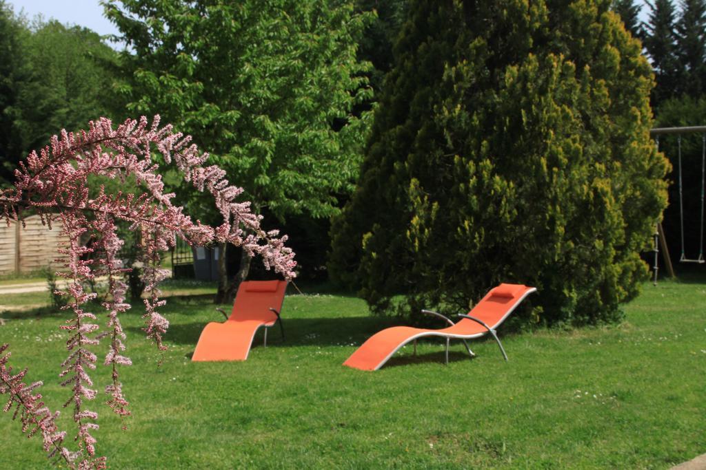 La Maison Du Bonheur Anlhiac Bagian luar foto
